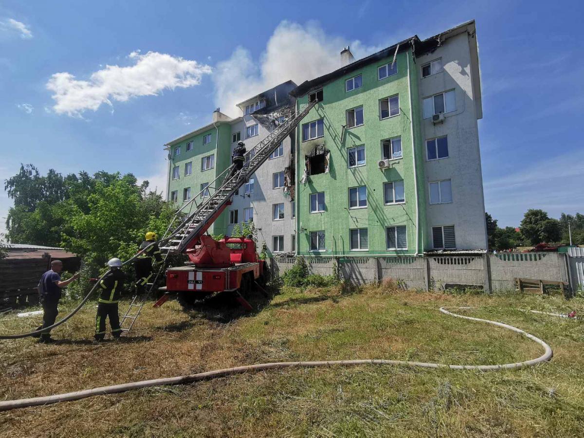 Підрозділами ДСНС виведено на свіже повітря 40 осіб \ фото kv.dsns.gov.ua Підрозділами ДСНС виведено на свіже повітря 40 осіб \ фото kv.dsns.gov.ua