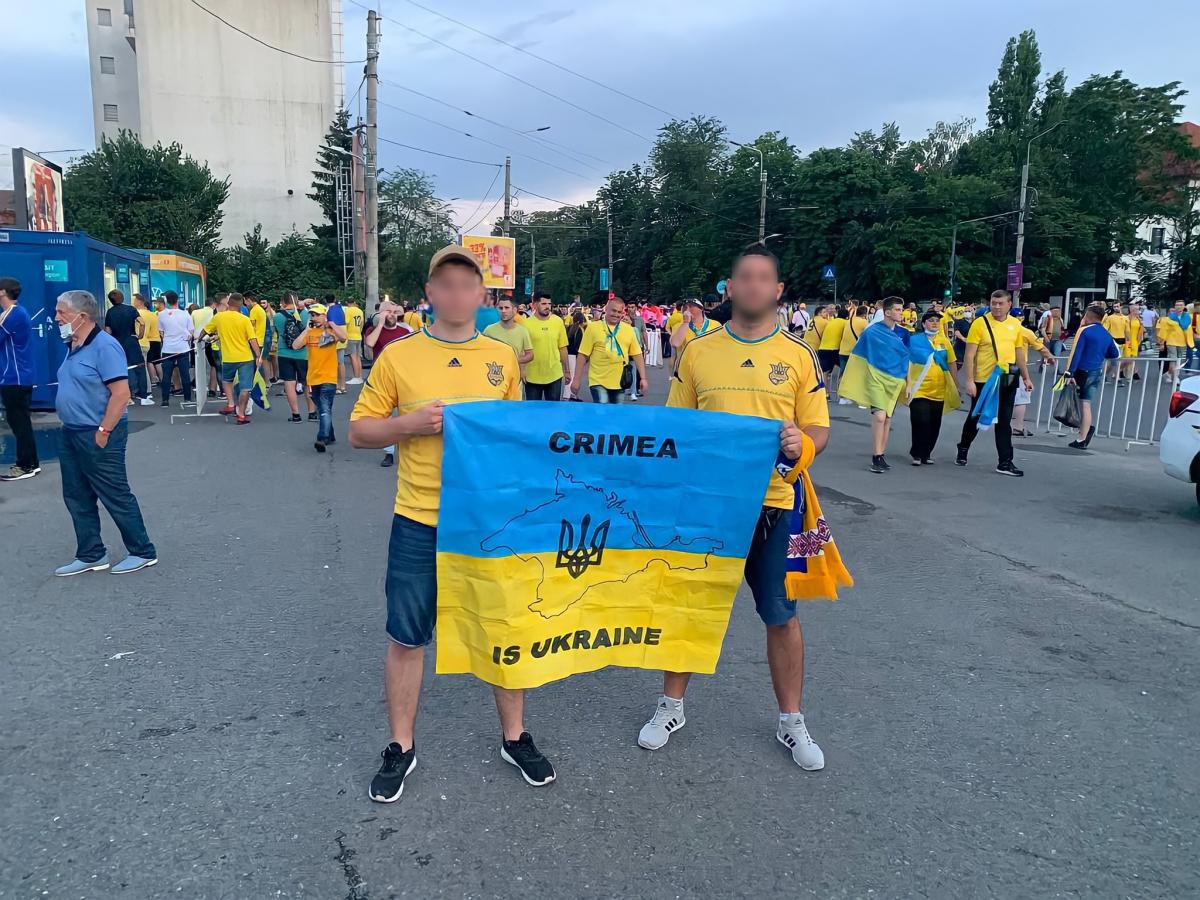 Той самий прапор з картою Криму / фото Дмитро Сергійович/Facebook Той самий прапор з картою Криму / фото Дмитро Сергійович/Facebook