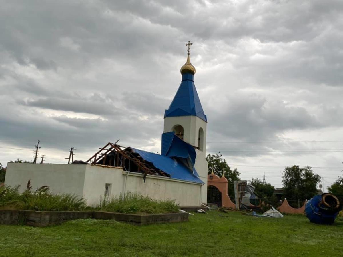 У Салганах вітер зірвав дах з храму / фото Сергій Кравченко У Салганах вітер зірвав дах з храму / фото Сергій Кравченко