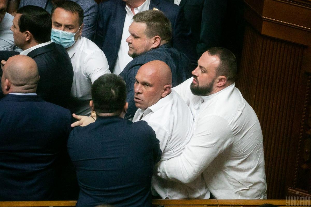 Ілля Кива в парламенті пустив у хід мати / Фото УНІАН, Євген Завгородній