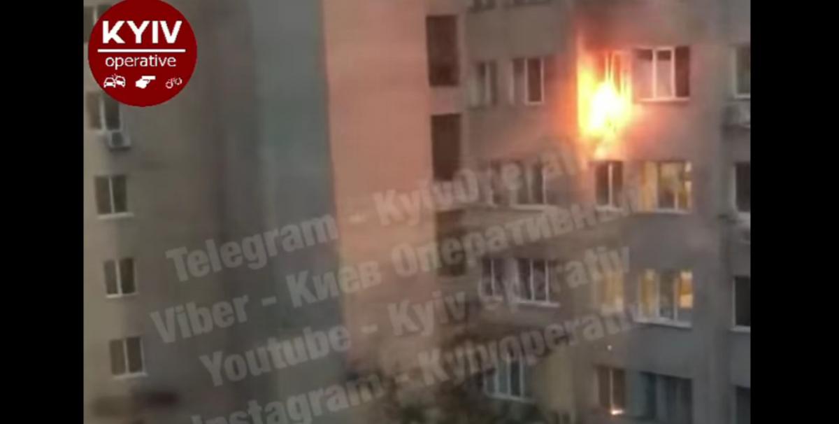 В Киеве загорелся кондиционер / скриншот В Киеве загорелся кондиционер / скриншот