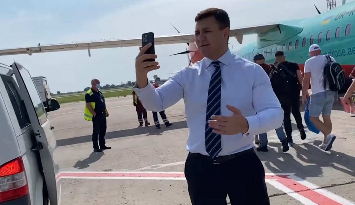 Тищенко записывал видео и задержал вылет самолета / скриншот Тищенко записывал видео и задержал вылет самолета / скриншот