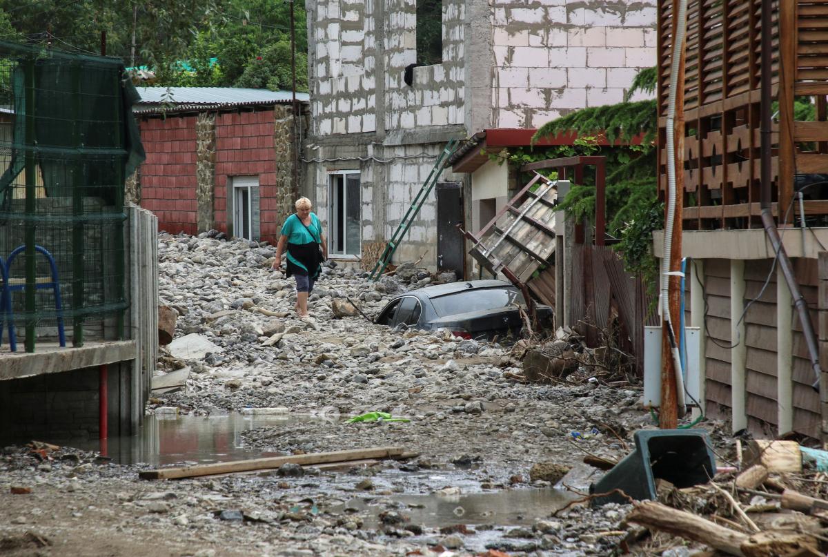 Поселок в Ялте оказался погребенным под грудой камней / фото REUTERS Поселок в Ялте оказался погребенным под грудой камней / фото REUTERS