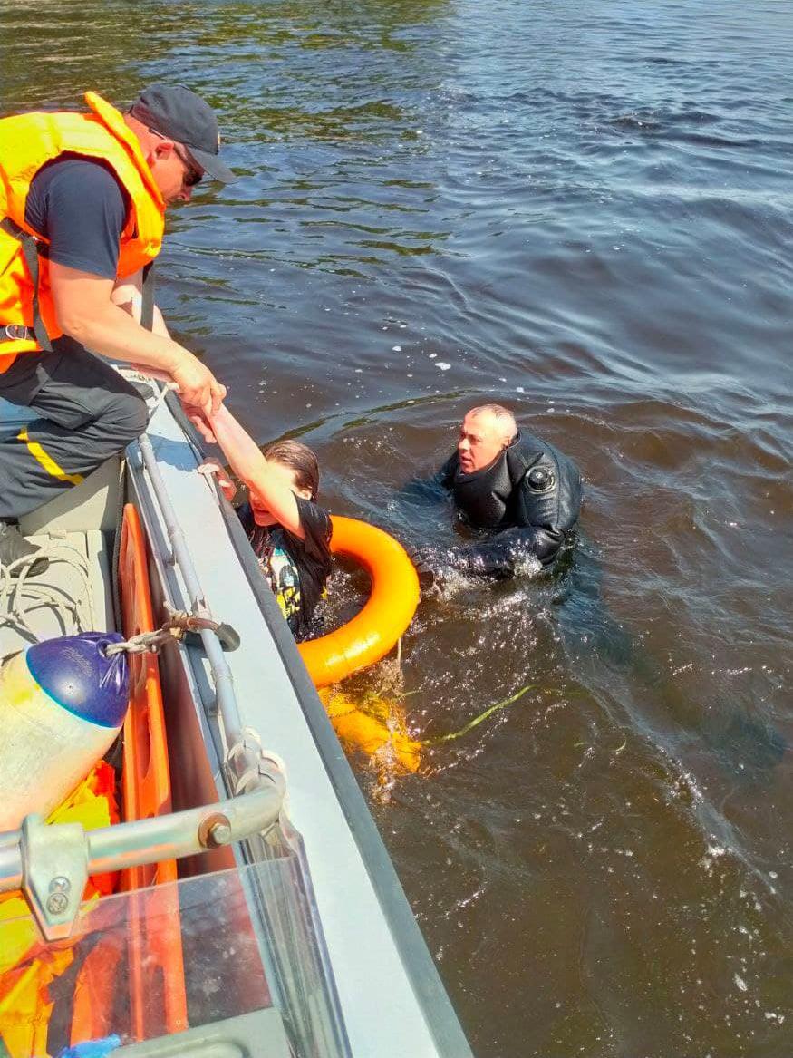 Рятувальники витягли з води дитину, яку відносило течією / фото facebook.com/DSNSKyiv Рятувальники витягли з води дитину, яку відносило течією / фото facebook.com/DSNSKyiv