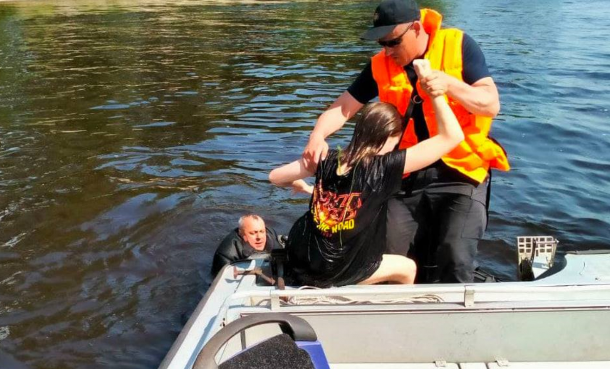 Рятувальники витягли з води дитину, яку відносило течією / фото facebook.com/DSNSKyiv Рятувальники витягли з води дитину, яку відносило течією / фото facebook.com/DSNSKyiv