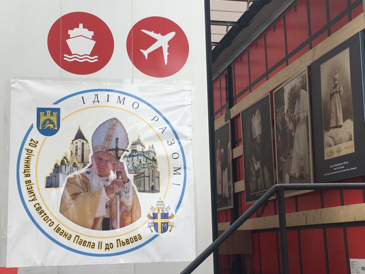 У Львові відкрили мобільний музей Івана Павла ІІ / фото УНІАН, Мирослава Бзікадзе У Львові відкрили мобільний музей Івана Павла ІІ / фото УНІАН, Мирослава Бзікадзе