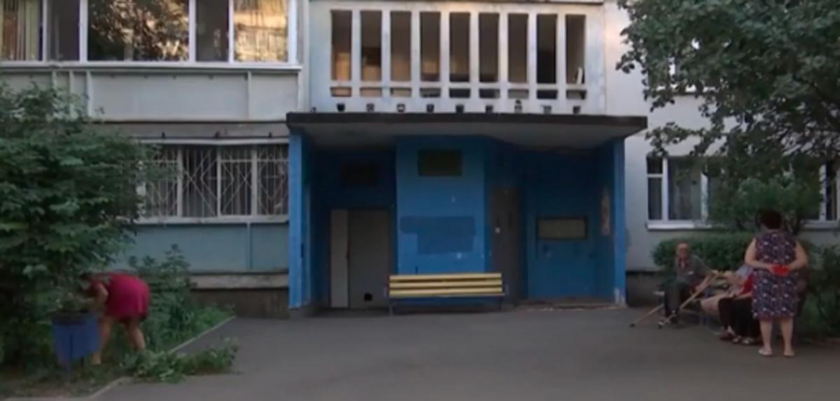 Чоловік схопив за шию одну з дівчаток, які сиділи на лавці біля під’їзду / Скріншот Чоловік схопив за шию одну з дівчаток, які сиділи на лавці біля під’їзду / Скріншот