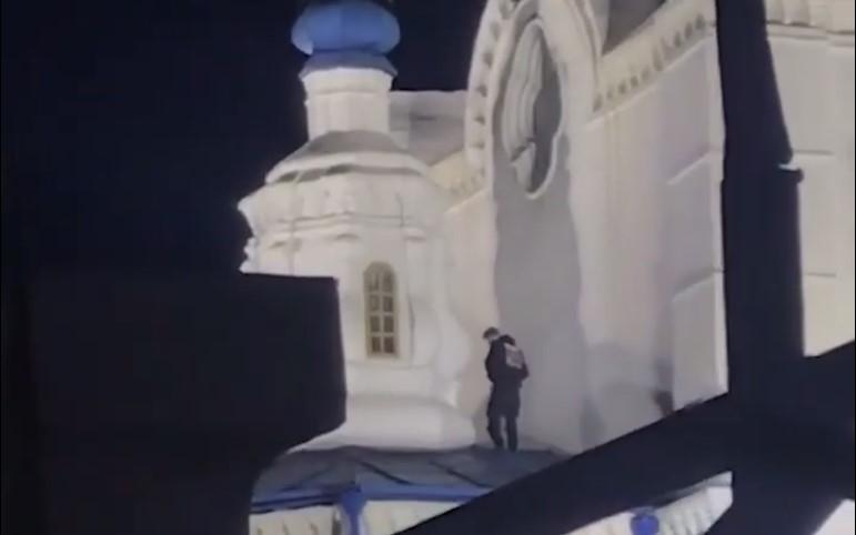 В Улан-Уде підліток справив нужду на даху собору / скрін відео В Улан-Уде підліток справив нужду на даху собору / скрін відео