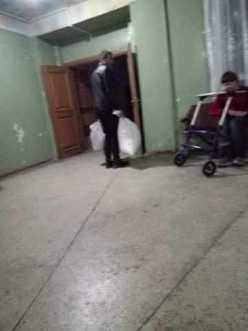 Из кухни выносят "лишний" хлеб / фото Facebook/ Александр Слободенюк Из кухни выносят "лишний" хлеб / фото Facebook/ Александр Слободенюк