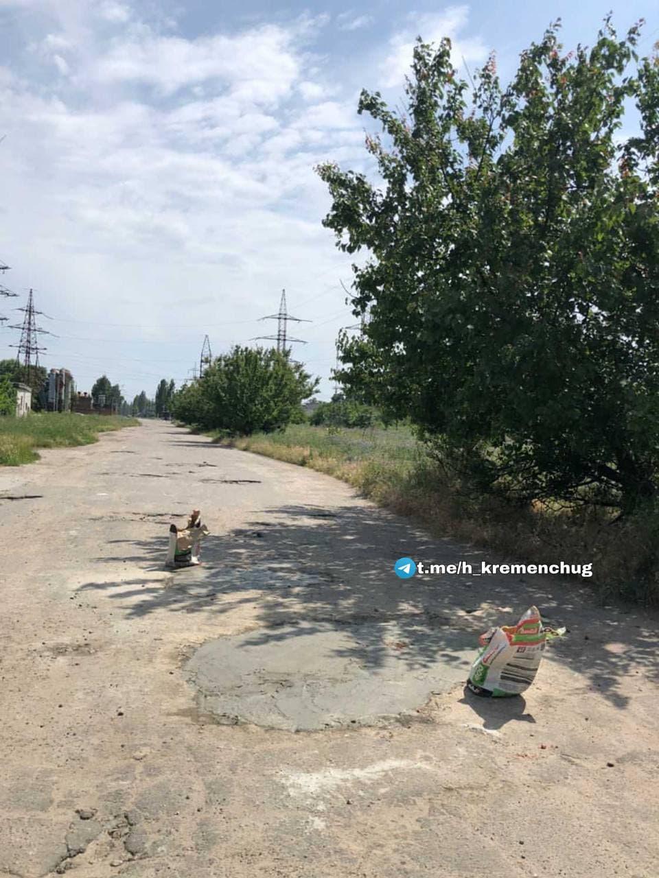 Чоловікові вдалося відремонтувати дорогу за допомогою небайдужих людей / фото t.me/h_kremenchug Чоловікові вдалося відремонтувати дорогу за допомогою небайдужих людей / фото t.me/h_kremenchug