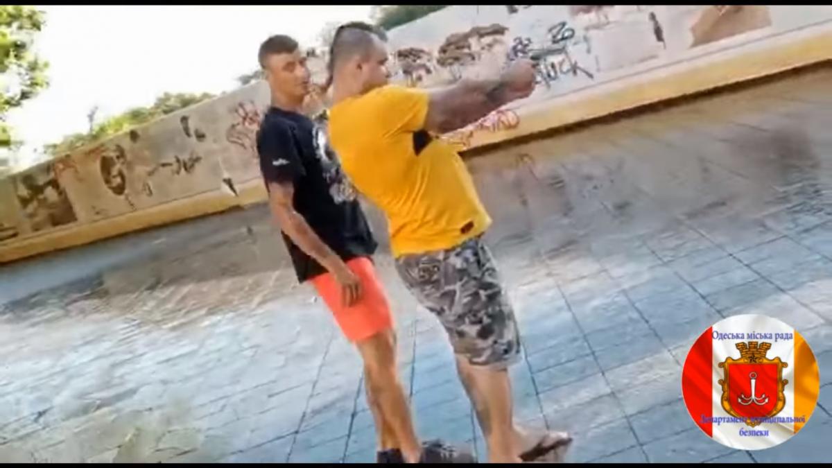 Порушників затримали і передали поліції / скріншот з відео Порушників затримали і передали поліції / скріншот з відео