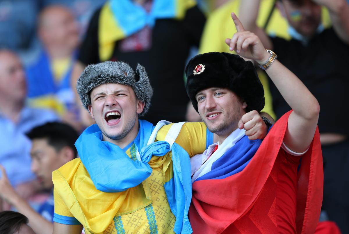Чоловік влаштував провокацію, взявши з собою триколор та ушанку / sport.segodnya.ua Чоловік влаштував провокацію, взявши з собою триколор та ушанку / sport.segodnya.ua