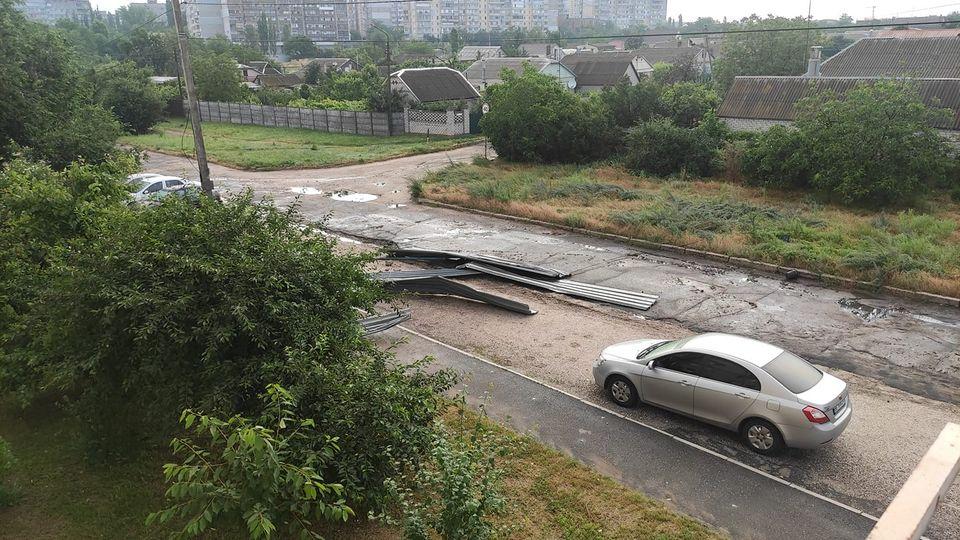 С одного из домов в Николаеве ветром сорвало крышу / фото Екатерина Стоколяс-Литвиненко С одного из домов в Николаеве ветром сорвало крышу / фото Екатерина Стоколяс-Литвиненко