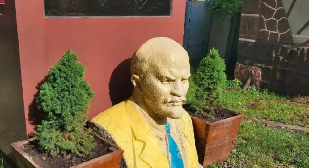 Киевляне превратили двор в стихийный музей СССР (фото) - Vimarsana News