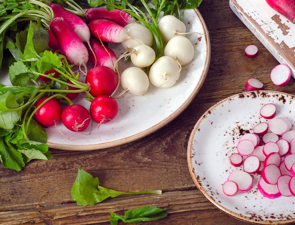Салат из редиски с яйцом и сметаной — рецепт с фото пошагово