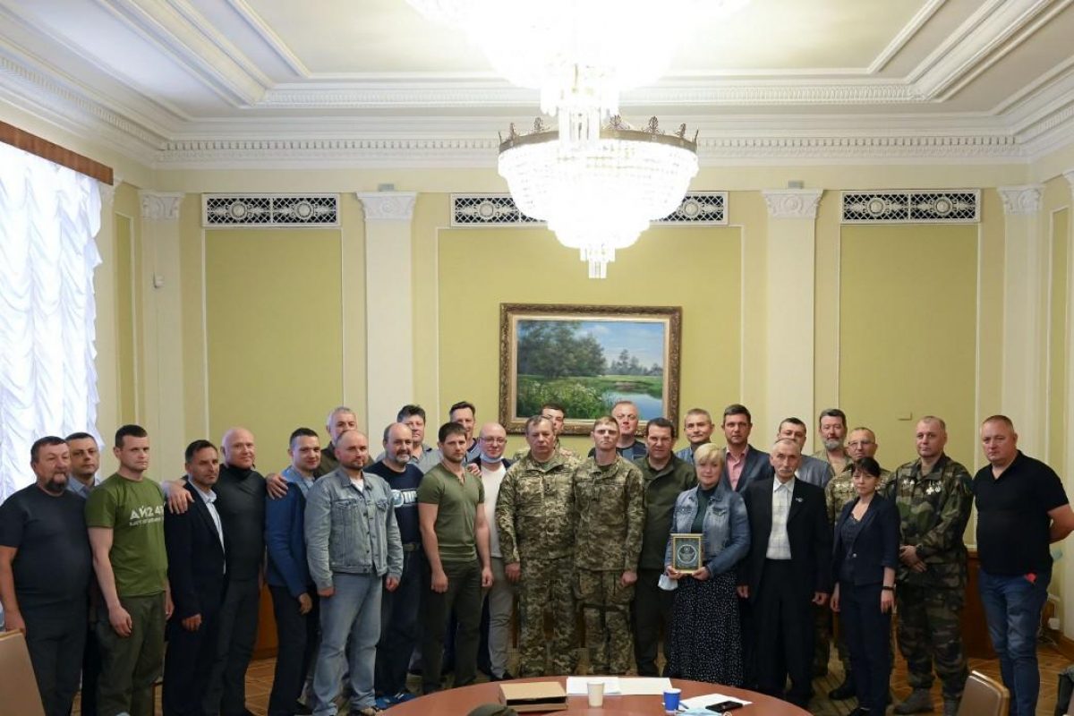 Спустя семь лет: бойцам Айдара вручили удостоверение участника боевых действий