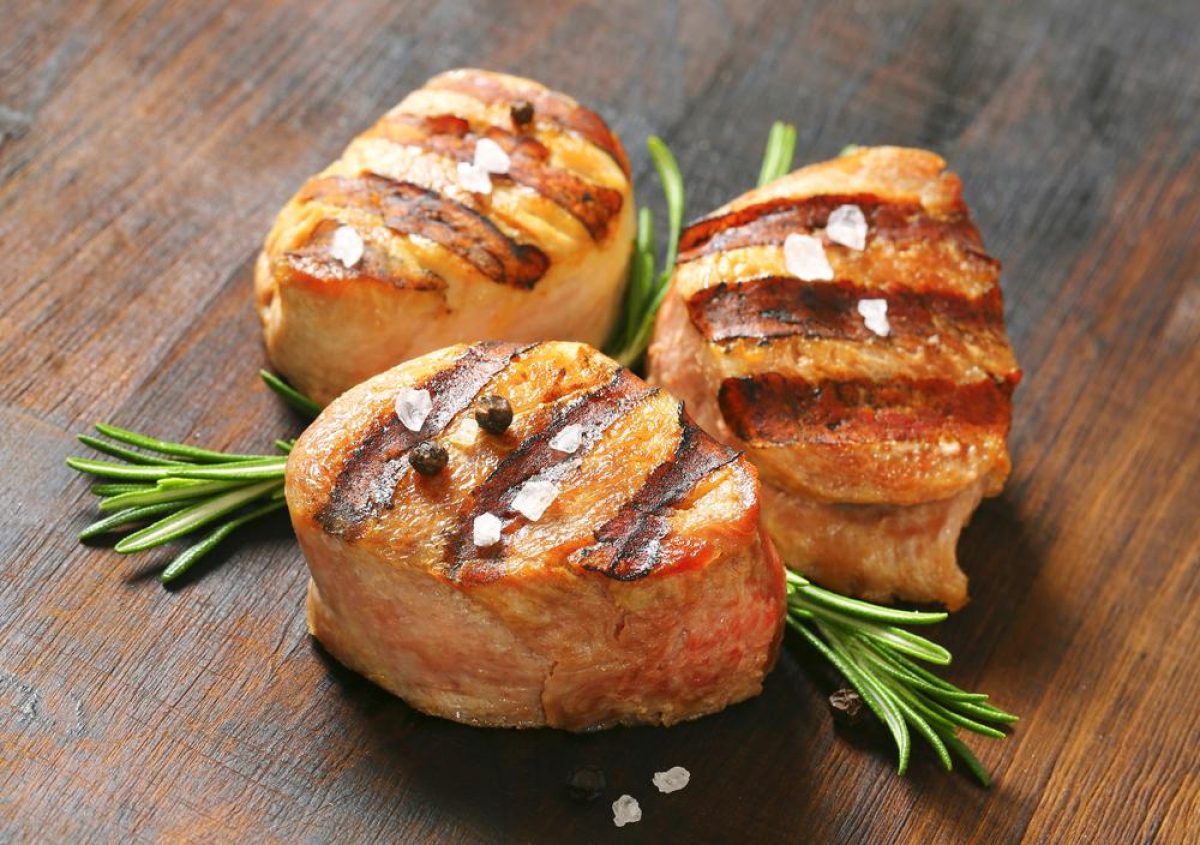 Рецепт медальонов из свинины на гриле: вкусное и простое блюдо
