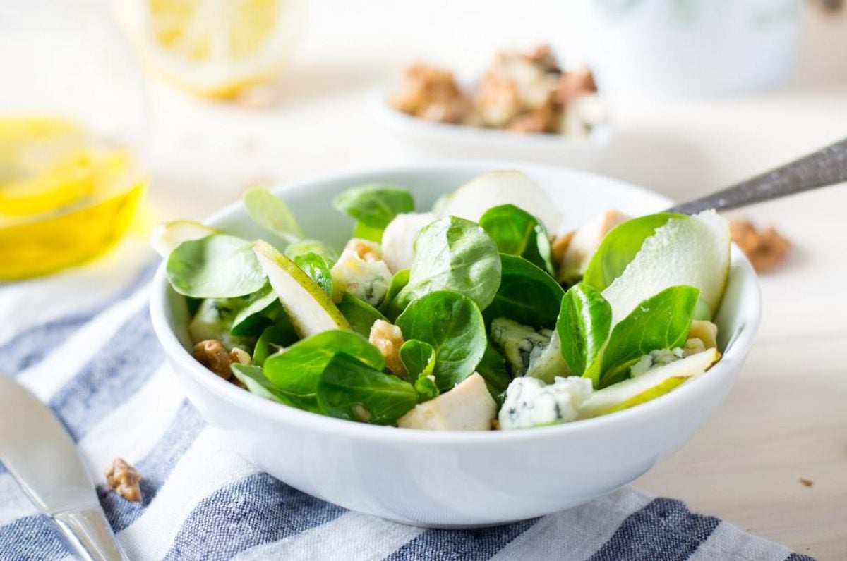 Салат с грушами, зеленью и голубым сыром - как приготовить просто — Шуба