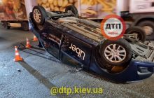 У Києві внаслідок ДТП таксі перекинулося на дах: фото наслідків аварії