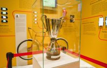 Выигранный Динамо Кубок обладателей кубков выставили в киевском ВДНХ (фото)