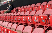 На хоккейный матч Россия - Беларусь в Латвии пришел всего один зритель (фото)