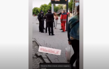 Полуобнаженная женщина разгуливала по улицам Ивано-Франковска (видео)