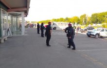 Конфликт на рынке "Столичный": между полицейскими и рейдерами произошли столкновения (видео)
