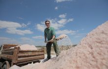 Дмитрий Комаров показал, как добывают редкую розовую соль в Украине и где можно отдохнуть под землей (фото, видео)