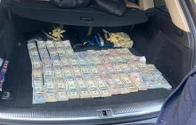 Викрито масштабну корупційну схему на Волинській митниці: з авто посадовця вилучили понад $700 тисяч (фото)