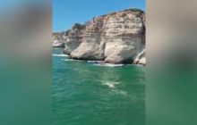 Смельчак прыгнул со скалы и разбился о туристическую лодку
