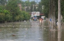 Справжній апокаліпсис: Маріуполь затопило, пішоходи опинилися по пояс у воді (фото, відео)
