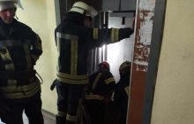 В столице спасатели достали тело мужчины из лифтовой шахты жилого дома
