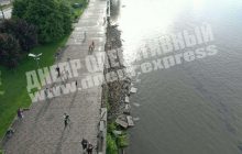 В Днепре дождь разрушил и смыл в реку часть набережной (видео)