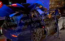 В Киеве внедорожник влетел в прицеп с трубами: крышу разорвало, водитель в тяжелом состоянии (видео)
