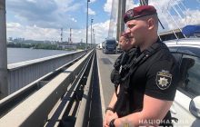 На Пивденном мосту в Киеве двое мужчин с разницей в несколько минут пытались покончить с собой (видео)