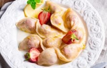 Вареники с клубникой: вкусные рецепты ягодного лакомства