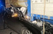 Снесло полсалона: в Киеве иномарка влетела под грузовик и попала на видео