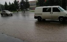 У Полтаві через зливу вулиці перетворилися на річки (відео)