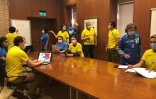 Сотрудники посольства Канады пришли на работу в форме сборной Украины по футболу (фото)