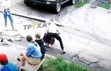 Молотив, як боксерську грушу: харків’янин жорстоко побив дівчину на очах у ровесників (відео)