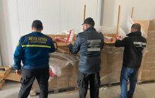 Заховали між замороженими вишнями: прикордонники виявили у вантажівці близько 400 ящиків контрабандних сигарет (фото, відео)
