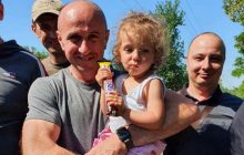 В сети показали трогательные кадры воссоединения пропавшей двухлетней девочки с родными (фото, видео)