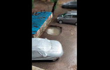 В Індії припарковану машину раптово повністю "засмоктало" в асфальт (відео)