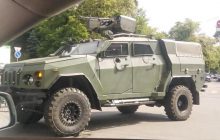 В центре Киева заметили военную технику с пулеметом (фото)