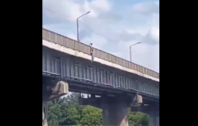 В Днепре девушка прыгнула с моста: момент прыжка попал на видео