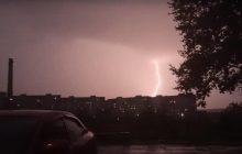 У Маріуполі вночі вирувала гроза, місто побило градом (фото, відео)