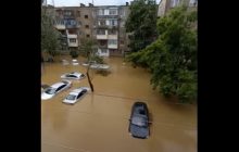 Окуповану Керч затопило: вулиці перетворилися на річки, машини по вікна у воді (відео)