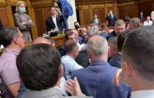 Нардепи влаштували бійку біля трибуни Ради (фото, відео)