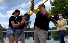 Закута у ланцюг пара Харкова зняла кріплення і розійшлася (відео)
