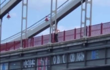 В Киеве полураздетый мужчина прыгнул с моста и попал на видео